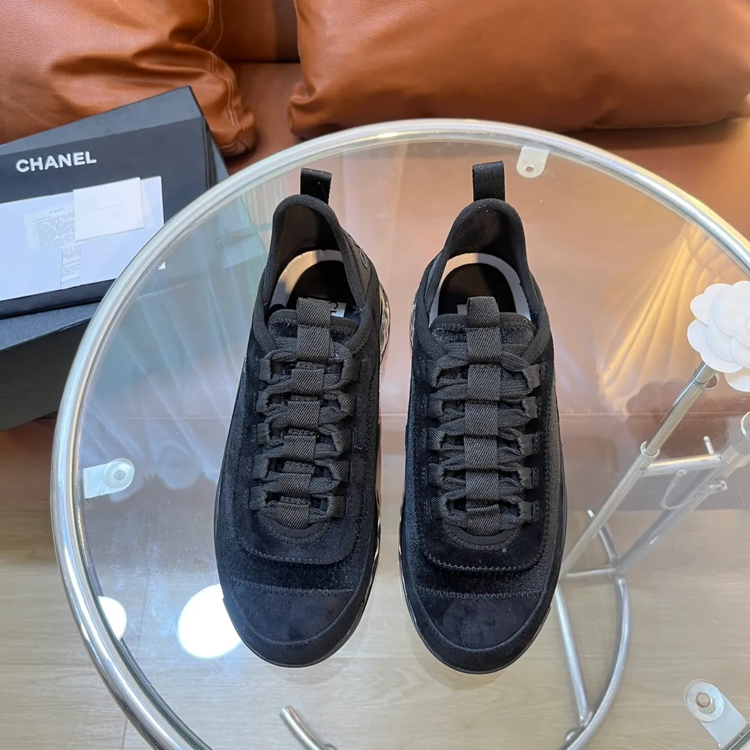 👟👟Ex-factory price 600👟👟 [Long-term supply of high-end versions] ⚠️Note: This model has many colors and the market has a complete range of colors. Welcome to consult ~ chanel Chanel Xiaoxiang casual sports shoes for couples and dad shoes for couples. The original version of the counter is 1:1, each color is accurately matched, and the internal standard is coded. ❣️Fabric material: original imported cow down + imported fabric, ❣️Inner material: imported breathable velvet, ❣️Outsole material: Original 1:1 mold opening, 3 layers of TPU ❣️Number of sizes: Women's 35-42 Men's 39-46 (Men's ➕10) Couple's version (with full set of high-end packaging)